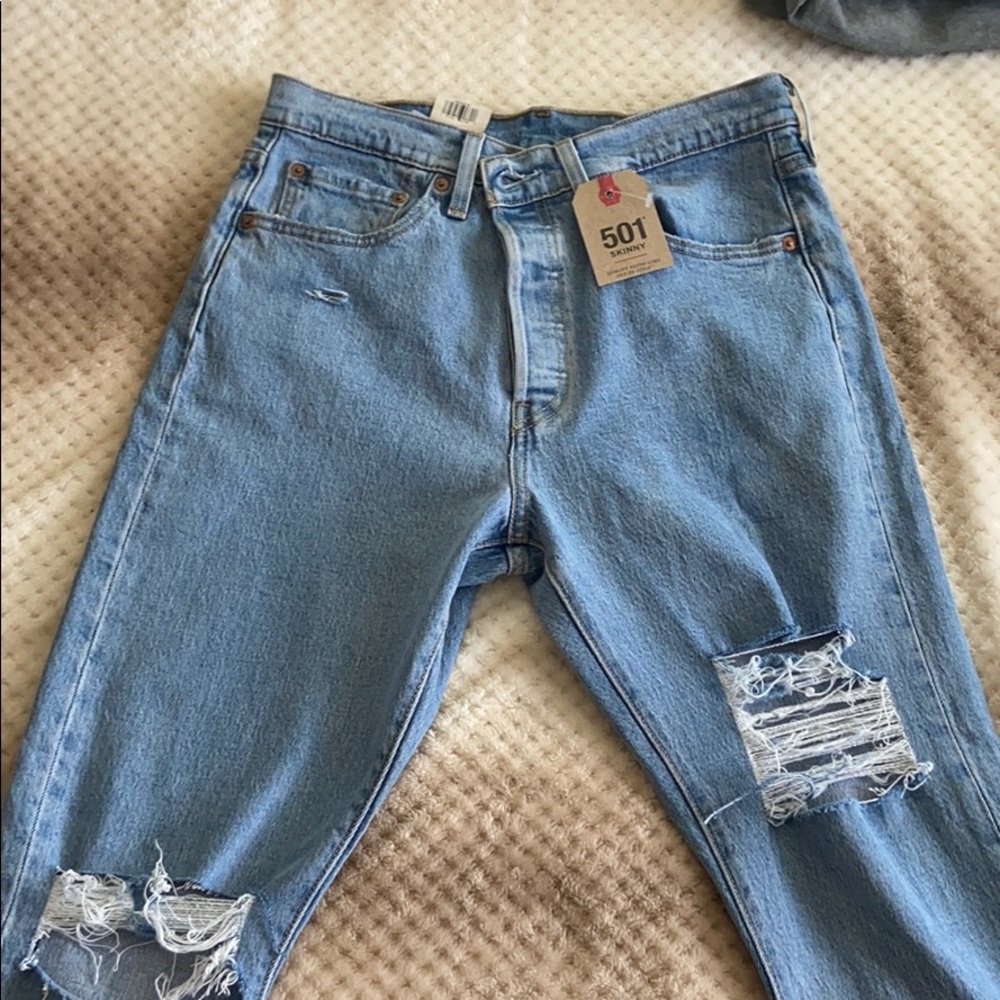 LEVI HIGH WASTED JEANS